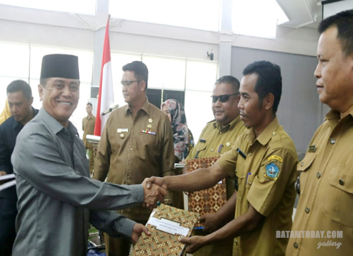 Wakil Bupati Bintan saat menyerahkan DPA ABDes ke salah satu Kades